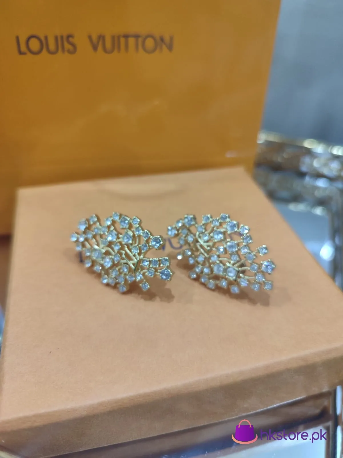 Lv Earring 